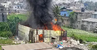 ফতুল্লায় ঝুটের গোডাউনে আগুন, ১০ লাখ টাকার মালামাল পুড়ে ছাই